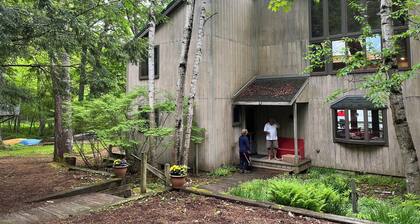 Waterfront Squam home, 7 BR/5 Bath, Dock, Pickleball+Tennis, Kayaks+Paddleboards