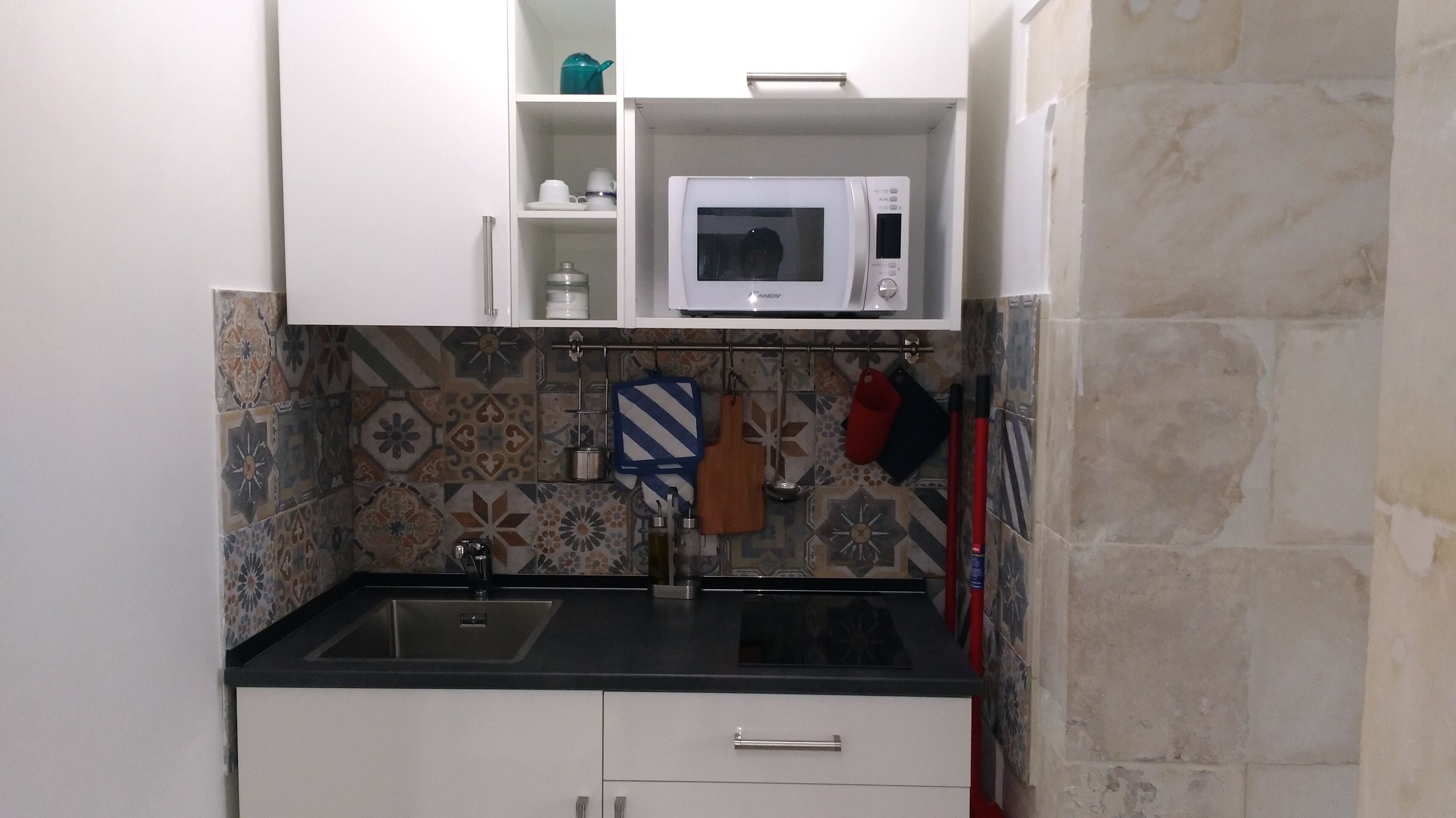 Frigorifero, microonde, piano cottura, macchina per tè/caffè