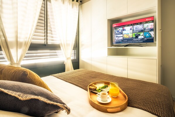 1 bedroom, in-room safe, iron/ironing board, free WiFi - TOP CLASS 1 BDR NEW | Terrace | Metro | Wifi | Elevator | Bike room | Sleeps 2 (Barcelona)