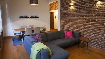 Télévision, baby-foot, livres