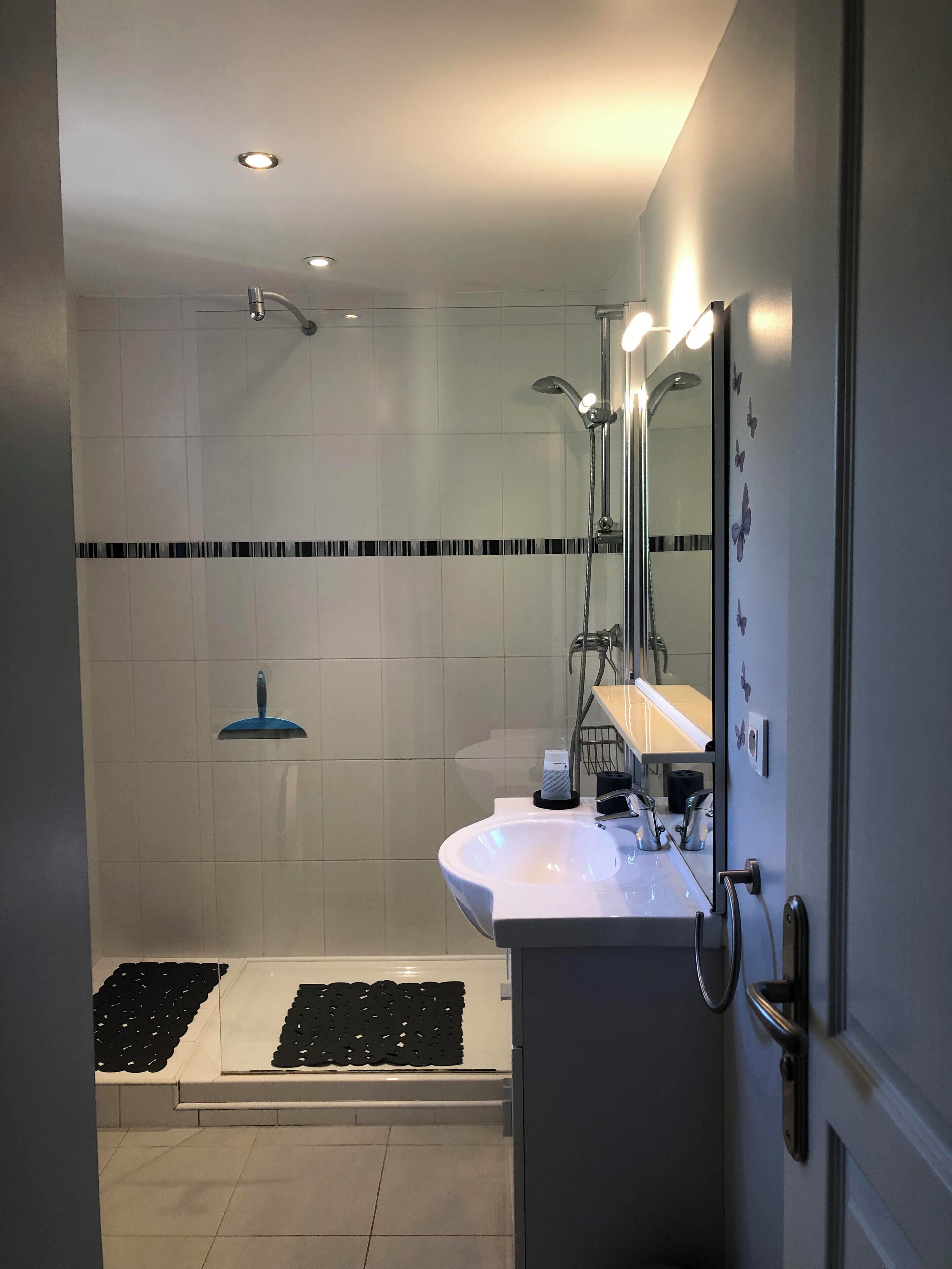 Een douche, een haardroger, handdoeken, toiletpapier