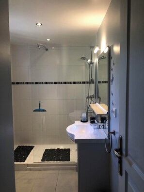 Dusj, hårføner, håndklær og toalettpapir
