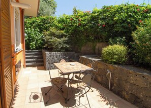Outdoor dining - Apartment with Garden View (Trecastagni)