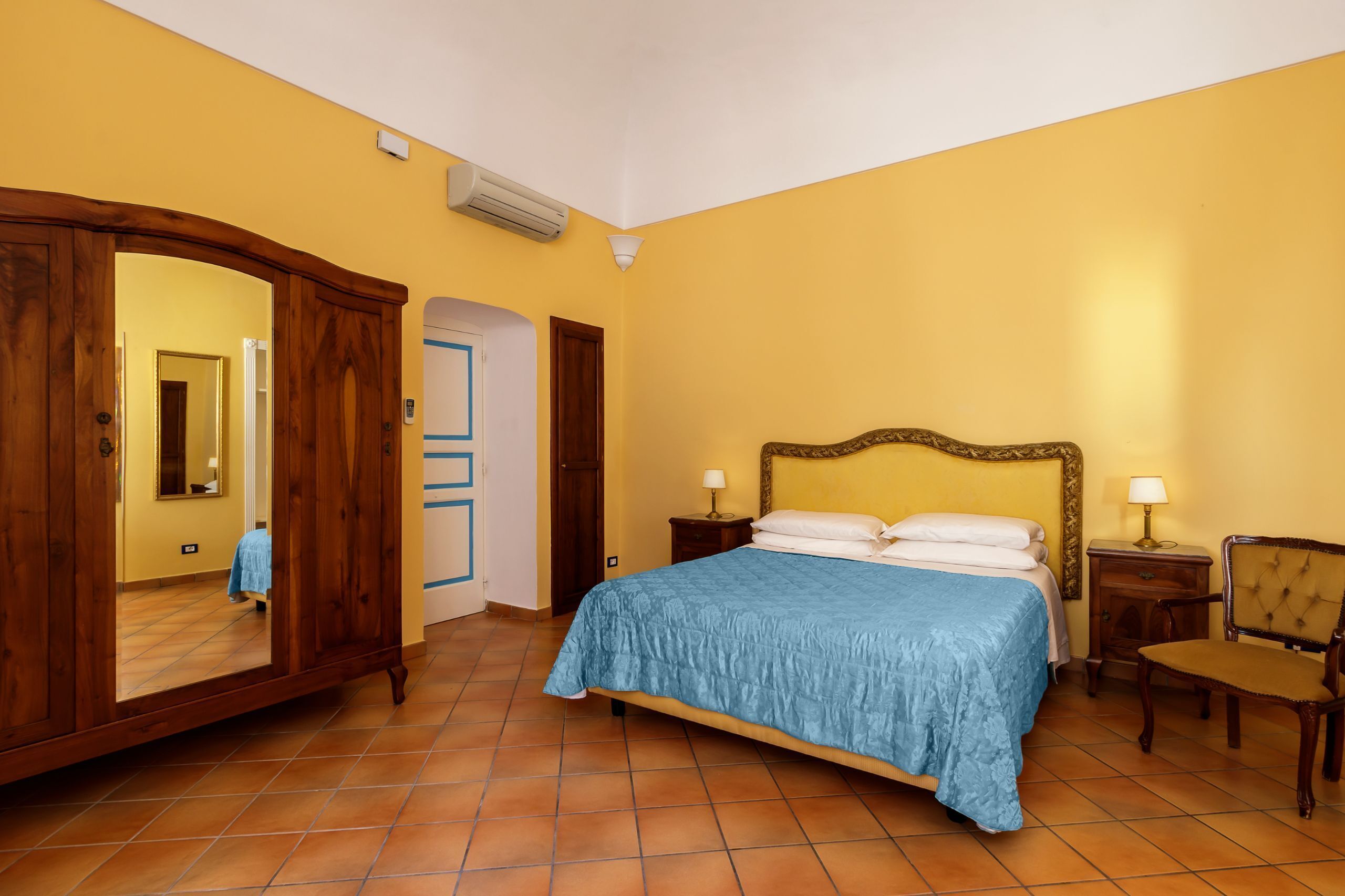 1 chambre, bureau, fer et planche à repasser, draps fournis