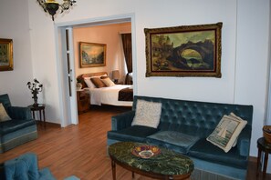 3 bedrooms, desk, soundproofing, iron/ironing board