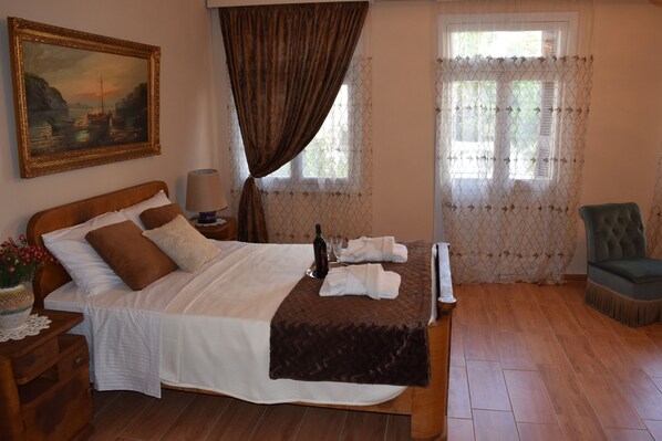 3 bedrooms, desk, soundproofing, iron/ironing board