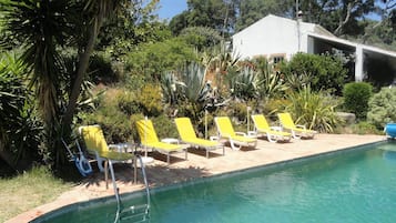 Una piscina al aire libre, una piscina climatizada