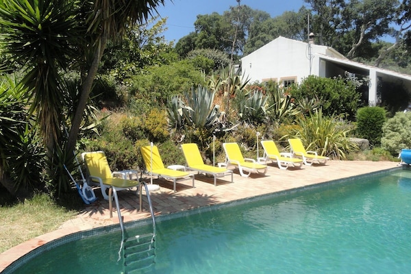 Una piscina al aire libre, una piscina climatizada