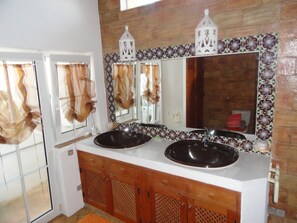 Regadera, tina de hidromasaje, secadora de cabello, bidet