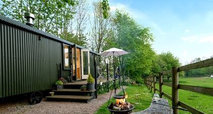 Maaseudun idyllinen sijainti. Hop Pickers Hideaway Shepherds Hut