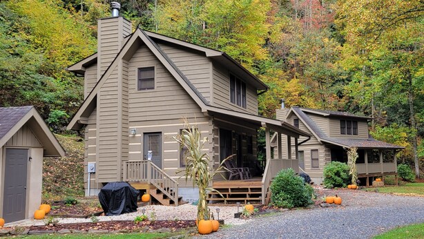 A cabin-style building with a sloped roof, a front porch, and a covered deck area. - Cozy Log Cabin Getaway Waynesville, Smokey Mountains, Blue ridge Parkway (Canton)