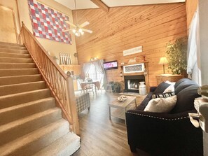 Smart-tv, eldstad, dvd-spelare och böcker