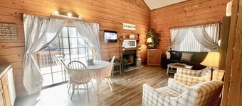 Farmhouse themed cabin condo close to all Branson fun, area lakes~ pet friendly