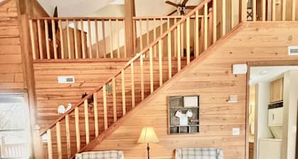 Farmhouse themed cabin condo close to all Branson fun, area lakes~ pet friendly