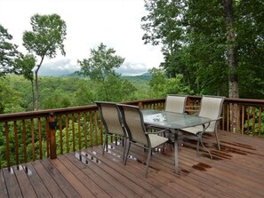 Outdoor dining - Ridgetop Landing by Carolina Properties - Lake Access, Pet Friendly, Great Views (Lake Lure)