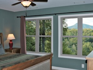 3 bedrooms, desk, iron/ironing board, Internet