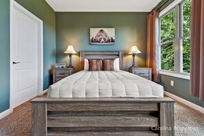 3 bedrooms, desk, iron/ironing board, Internet - Ridgetop Landing by Carolina Properties - Lake Access, Pet Friendly, Great Views (Lake Lure)
