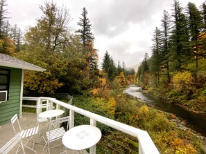 Outdoor dining - 2 cabins for the price of one and Starlink wifi. (Washougal)