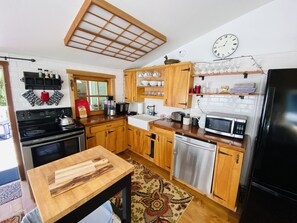 Fridge, microwave, oven, stovetop - 2 cabins for the price of one and Starlink wifi. (Washougal)