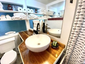Shower, hair dryer, towels, soap - 2 cabins for the price of one and Starlink wifi. (Washougal)