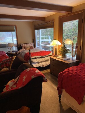 3 bedrooms, iron/ironing board, travel cot, WiFi - 2 cabins for the price of one and Starlink wifi. (Washougal)