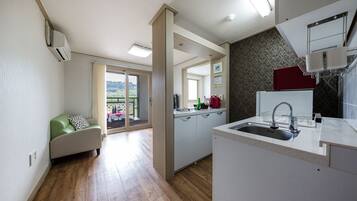 Kamar (201) | Dapur kecil pribadi | Microwave, kompor, ketel listrik, dan penanak nasi