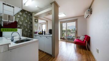 Kamar (204) | Dapur kecil pribadi | Microwave, kompor, ketel listrik, dan penanak nasi