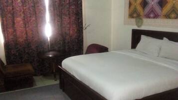 Individuell inredning, unika möbler, skrivbord och arbetsyta för laptop