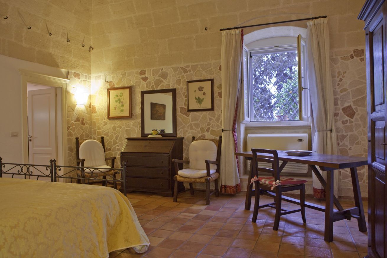 1 bedroom, desk, travel cot, WiFi