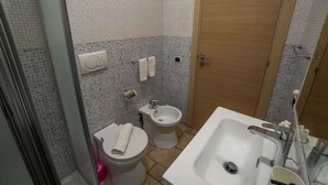 A bathroom with a toilet, bidet, and sink. - Marina Timone (Marina di Ragusa)