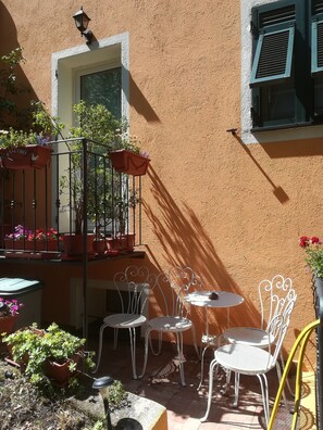 Outdoor dining - In the Final Hills, ideal for bikers and climbers. Paradise 20 min from the sea. (Rialto)