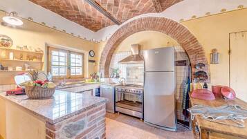 Kühlschrank, Herdplatte, Wasserkocher mit Kaffee-/Teezubehör, Toaster