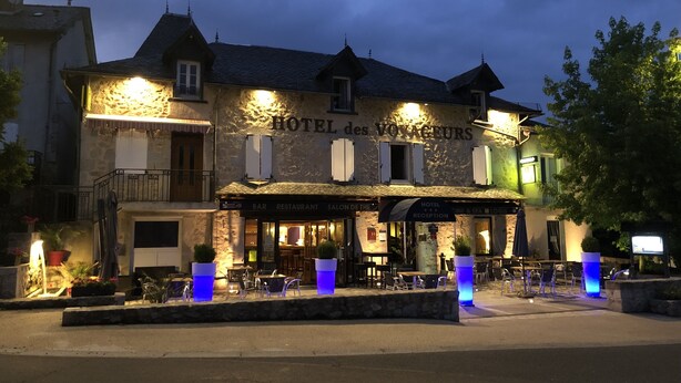 Un hôtel doté d’un bar, d’un restaurant et d’un espace de réception.