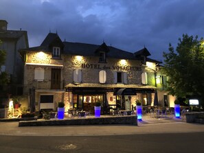 A hotel with a bar, restaurant, and reception area. - Hotel des Voyageurs (Le Rouget-Pers)