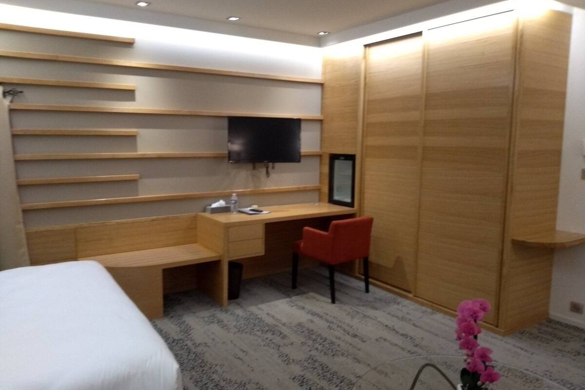 Quadruple Room | In-room safe, desk, blackout curtains, soundproofing