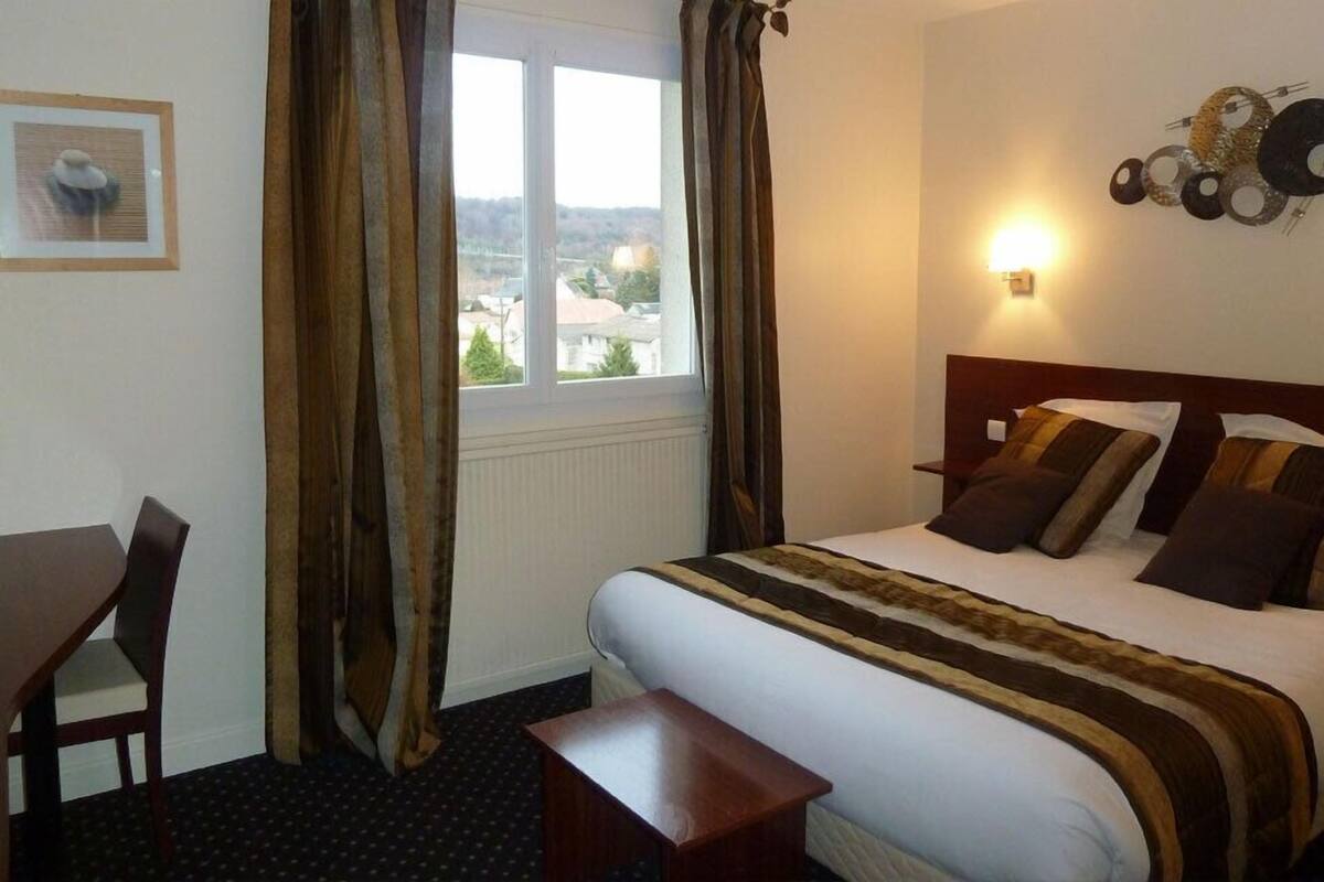 In-room safe, desk, blackout curtains, soundproofing