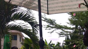 Une table en verre sur laquelle se trouvent une bouteille verte, un appareil blanc et un sac en plastique.