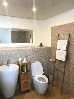 Een douche, een haardroger, handdoeken