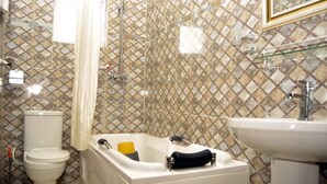 A bathroom with a toilet, a bathtub, and a sink. - Frankville Hotel (Abuja)
