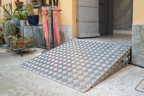 Eine Metallmatte mit Riffelmuster vor einer Tür.