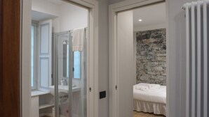 A modern bathroom with a glass shower enclosure and a white sink. - La Corte di Zizi-apartment 'Riva': when grandparents travel with you (Cernobbio)