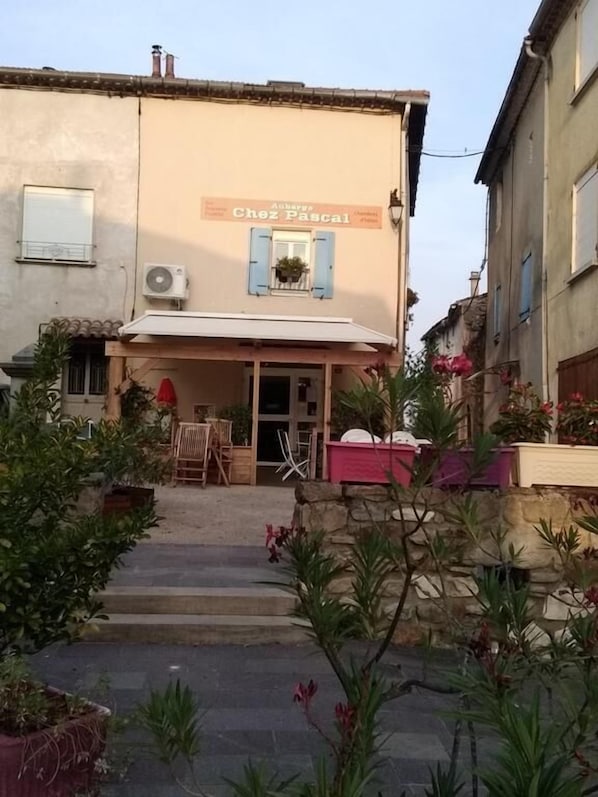 Front of property - L'Auberge Chez Pascal (Saint-Julien-de-Cassagnas)