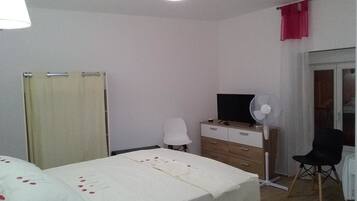 Double Room | Individually decorated, individually furnished, desk, soundproofing