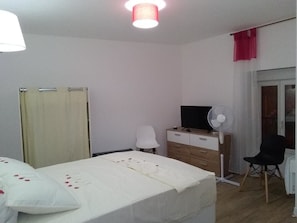 Double Room | Individually decorated, individually furnished, desk, soundproofing - L'Auberge Chez Pascal (Saint-Julien-de-Cassagnas)