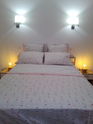 Double Room | Individually decorated, individually furnished, desk, soundproofing - L'Auberge Chez Pascal (Saint-Julien-de-Cassagnas)
