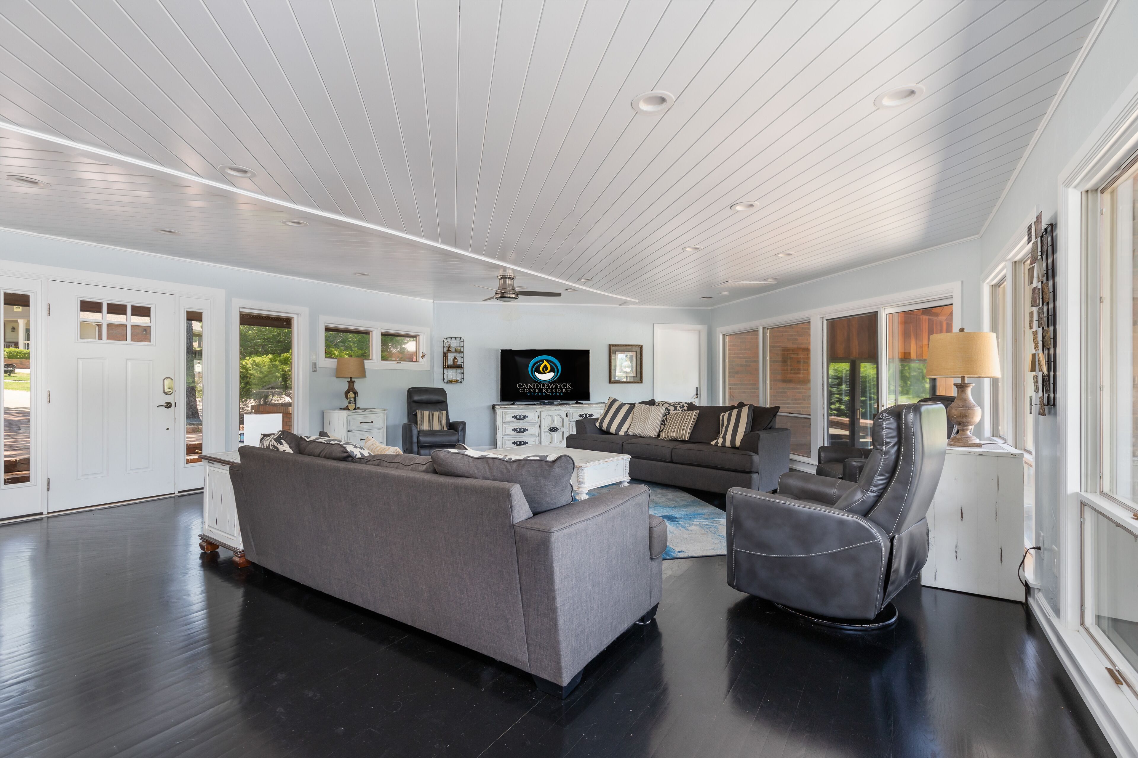 Télévision à écran plat, lecteur de DVD, chaîne hi-fi