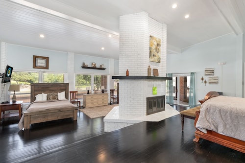 Lakefront Home with one Free 8 Hour Boat Rental for Memorial Day Weekend!