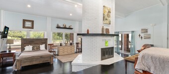 Lakefront Home with one Free 8 Hour Boat Rental for Memorial Day Weekend!