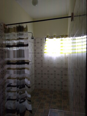 Douche, serviettes fournies, savon, papier toilette