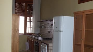 Private kitchen | Fridge, microwave, oven, stovetop